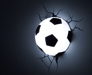 壁にめり込んだ光るボール World Soccer Design